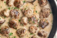 Paleo Swedish Meatballs with Creamy Gravy