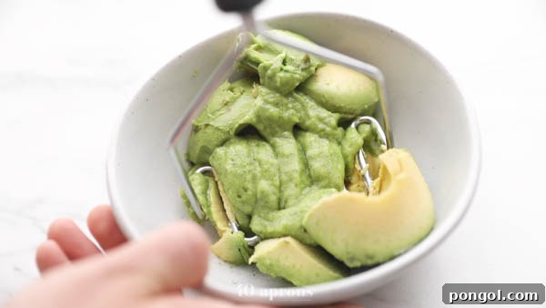 Mashed avocados with green sauce