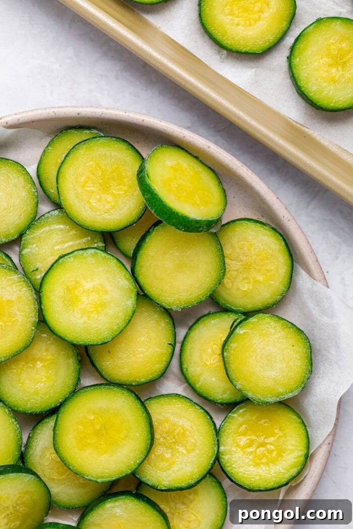 Kışa Hazırlık: Kabakları Dondurmanın 3 Pratik Tekniği 2 frozen sliced zucchini on a plate and on a baking tray