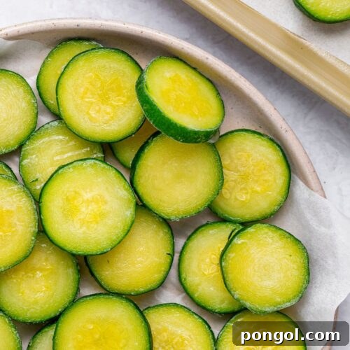 Kışa Hazırlık: Kabakları Dondurmanın 3 Pratik Tekniği 4 frozen sliced zucchini on a plate and on a baking tray