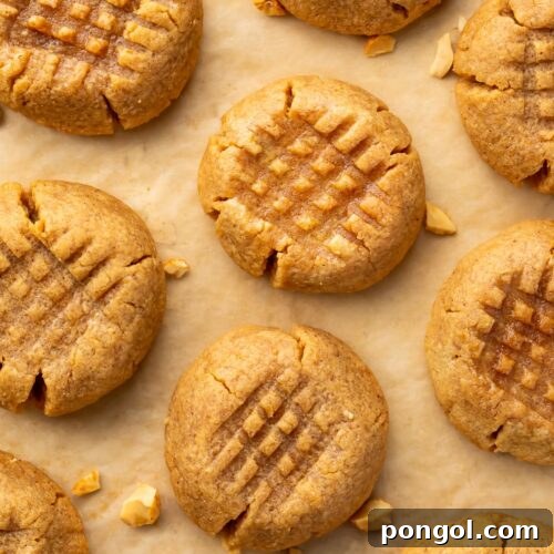 3 Malzemeli Fıstık Ezmeli Kurabiyeler, fırın kağıdı serilmiş bir fırın tepsisinde