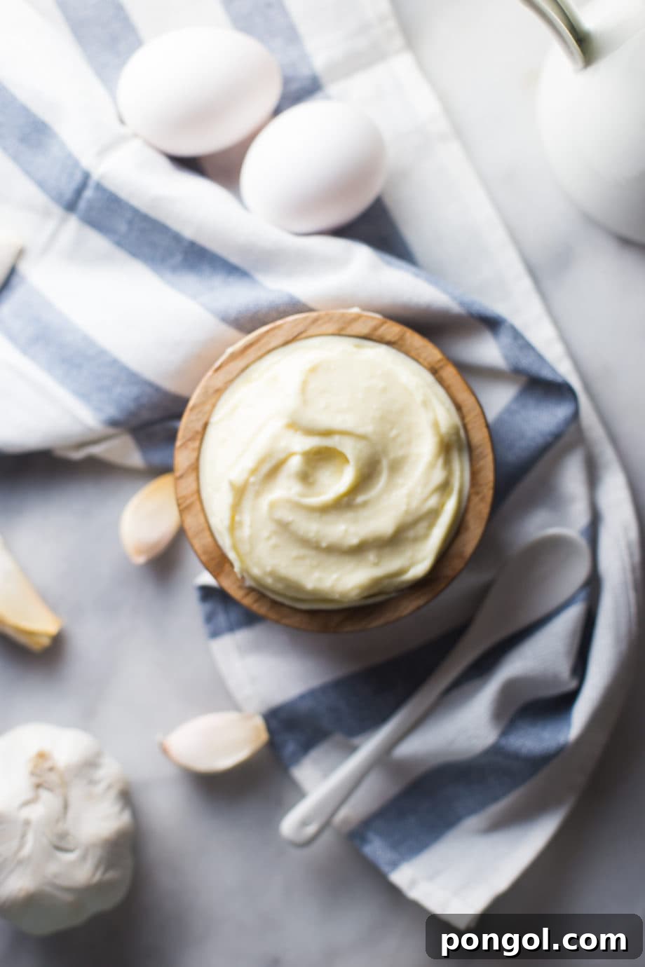 Whole30 garlic mayonnaise : this paleo garlic mayo is amazing! You need a jar in your fridge at all times during a Whole30, I promise.